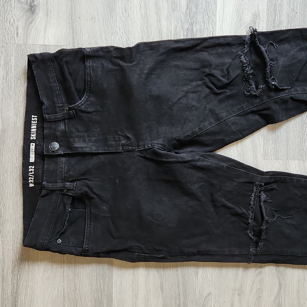 Size 32 Skinny Knee Ripped Jeans